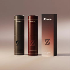 Etui kieszonkowe 'Timeless' Olfazeta by Chogan w kolorze khaki i bordowym ze złotymi lamówkami, z pudełkiem w gradiencie, ciepłe brązowe tło