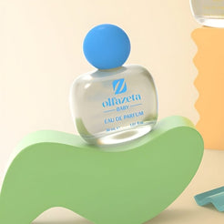 Caurspīdīgs Olfazeta by Chogan Baby N°45 flakons, zils korķis, novietots uz pasteļzaļa viļņa