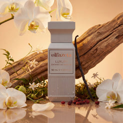 Világosszürke Olfazeta by Chogan Luxury N°101 flakon fehér orchideák, uszadékfa és vaníliarúd között