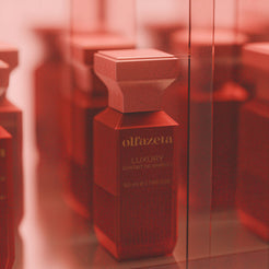 Sarkans flakons Olfazeta by Chogan Luxury N°146, Extrait de Parfum 50 ml tuvplānā mierīgi sarkanā noskaņā